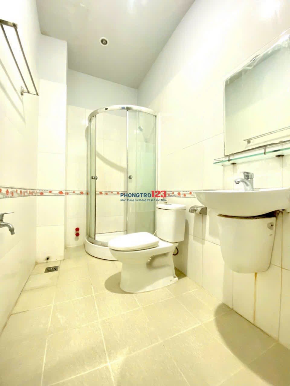 Cho thuê PHÒNG 35m2 ở được 3-4 người (ban công thoáng mát), Full Nội Thất, thang máy, Trung tâm Q1
