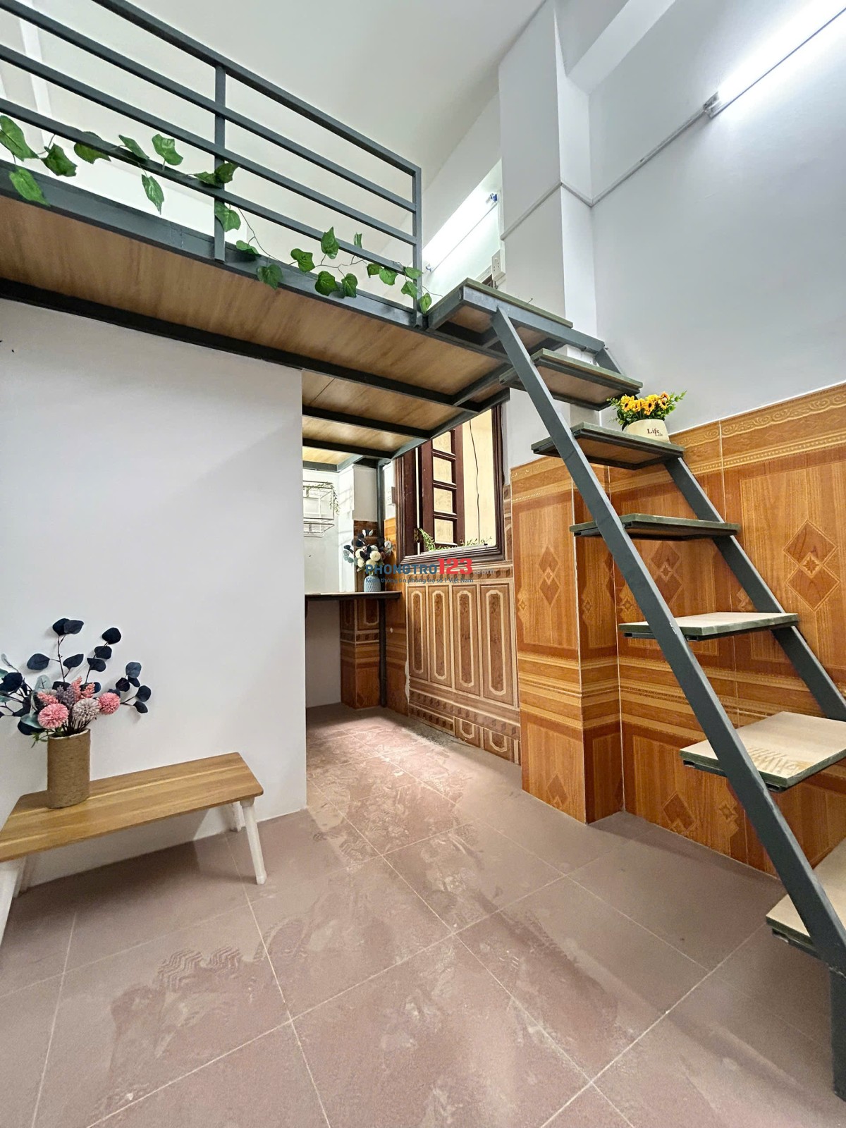 Cửa sổ thoáng ngay bếp, rộng rãi, thoáng mát