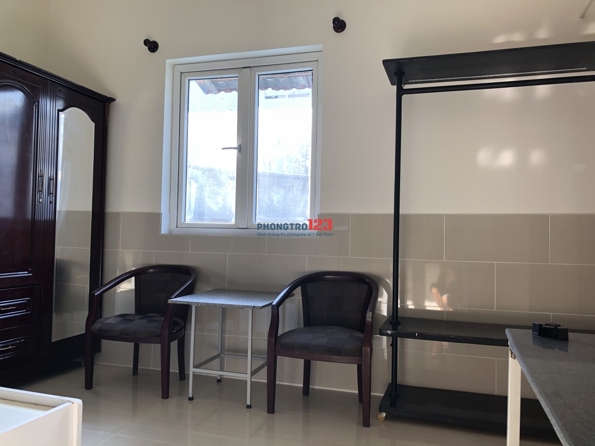 Phòng trọ mới xây,trước nhà là công viên,có chỗ để xe hơi