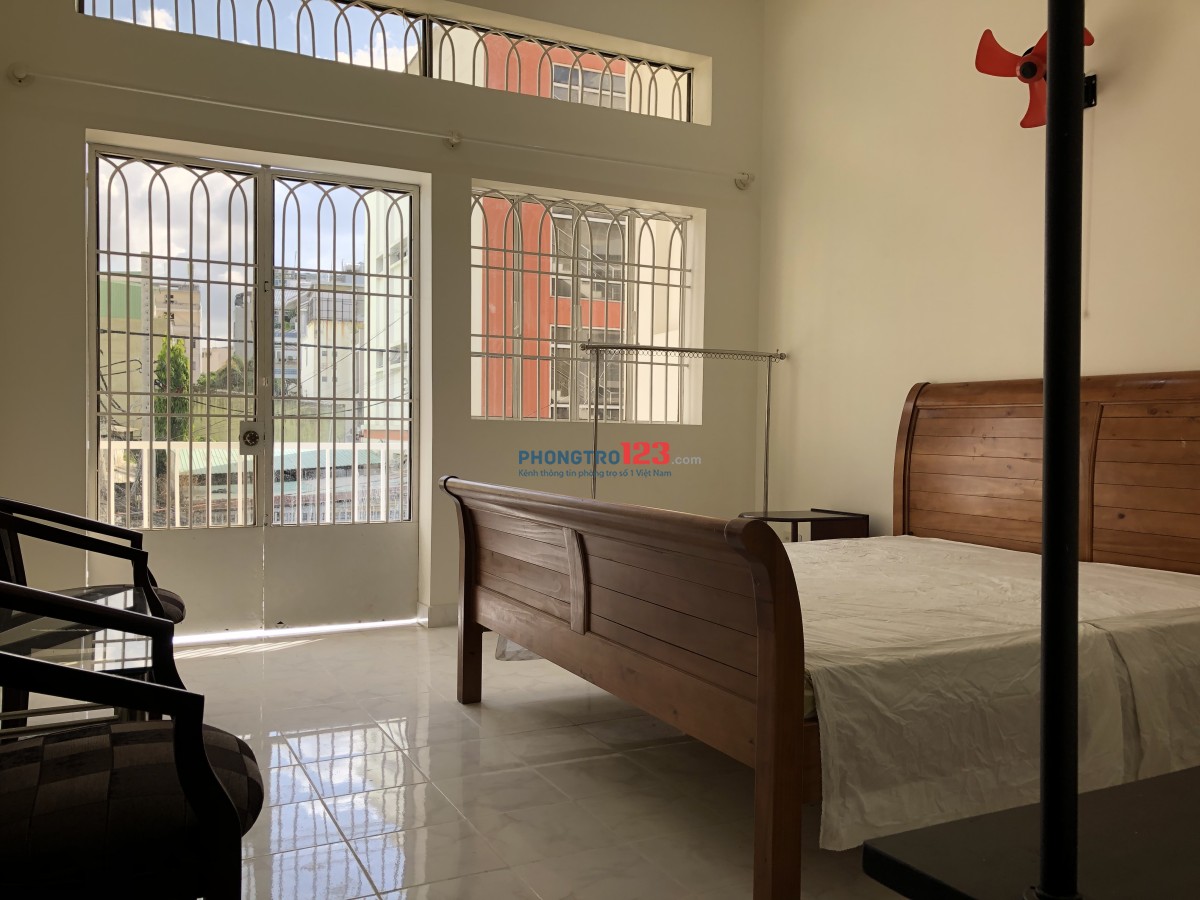 Phòng trọ mới xây,trước nhà là công viên,có chỗ để xe hơi