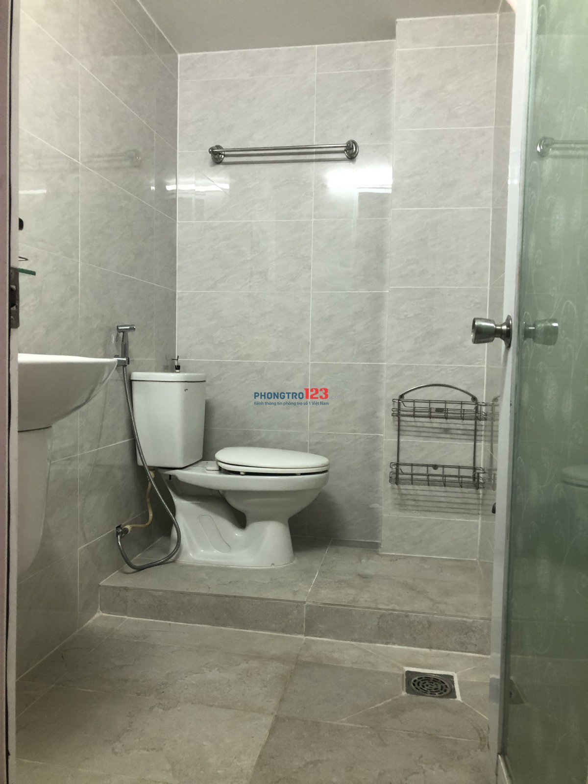 Phòng trọ mới xây,trước nhà là công viên,có chỗ để xe hơi