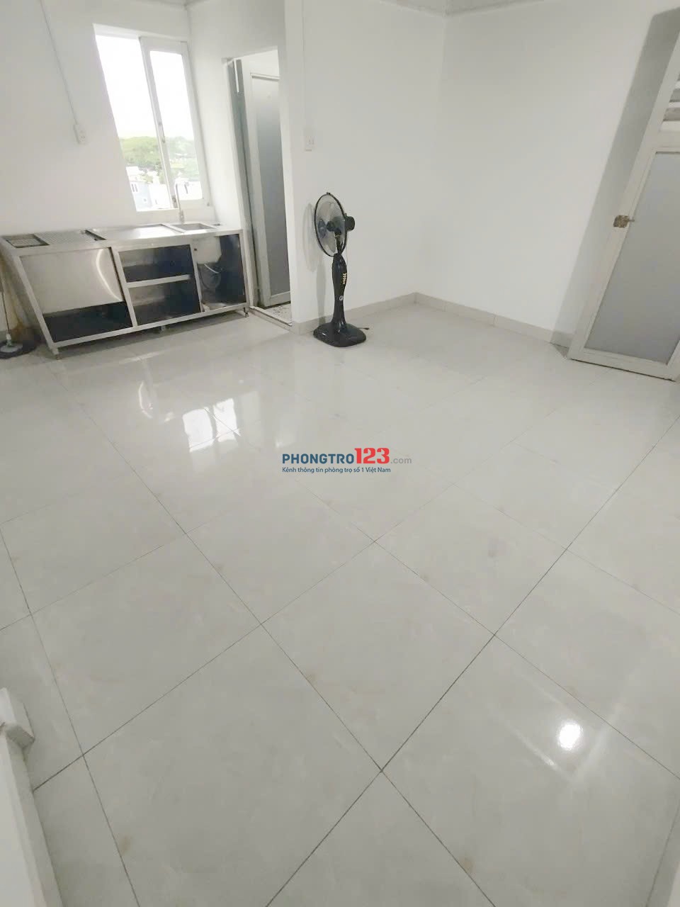 Phòng máy lạnh góc 2 cửa sổ. C13 Đường Nguyễn Văn Linh