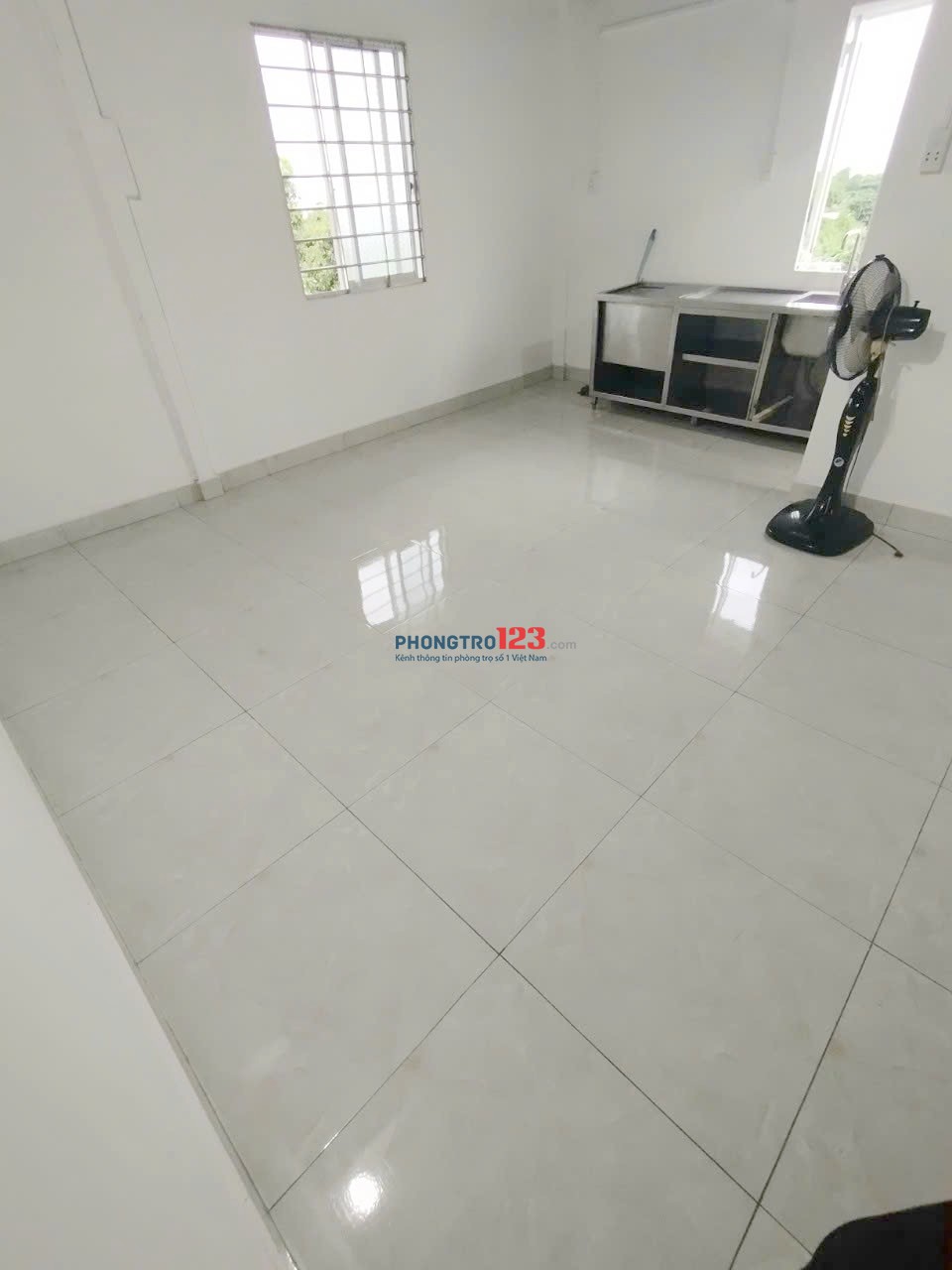 Phòng máy lạnh góc 2 cửa sổ. C13 Đường Nguyễn Văn Linh