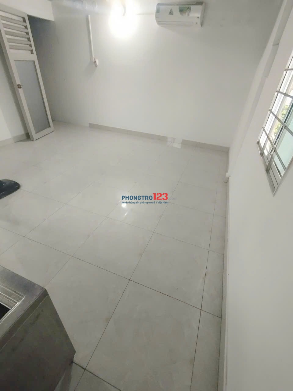 Phòng máy lạnh góc 2 cửa sổ. C13 Đường Nguyễn Văn Linh