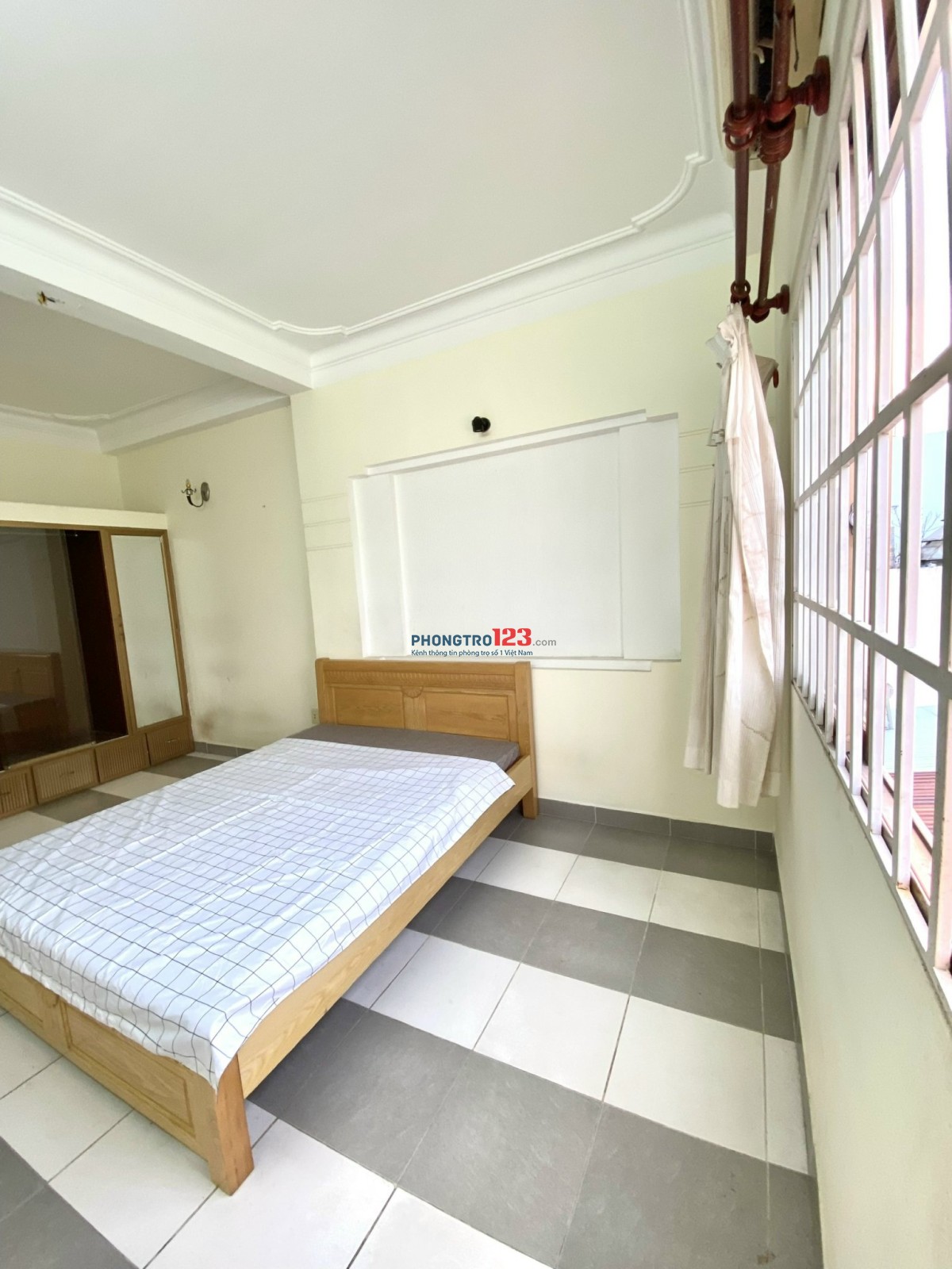 Phòng ban công, sẵn tiện nghi, thoáng mát. Ngay chợ Phạm Văn Hai