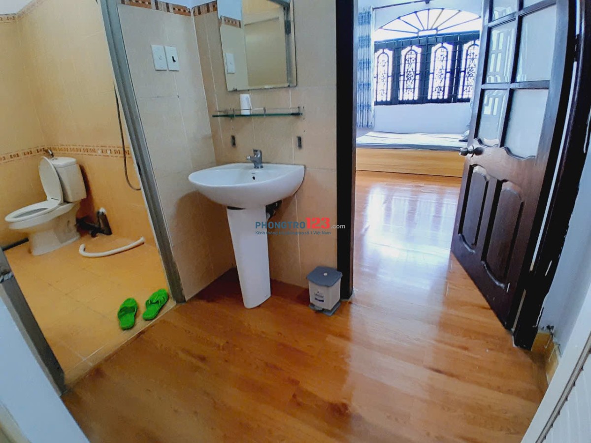 Cho thuê phòng ban công rộng 35m2 _ Vũ Ngọc Phan, Gần chợ Nguyễn Xí, Đh Văn Lang