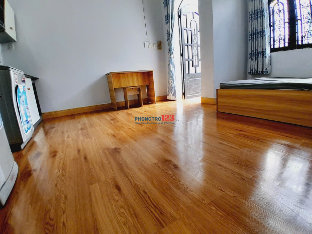 Cho thuê phòng ban công rộng 35m2 _ Vũ Ngọc Phan, Gần chợ Nguyễn Xí, Đh Văn Lang