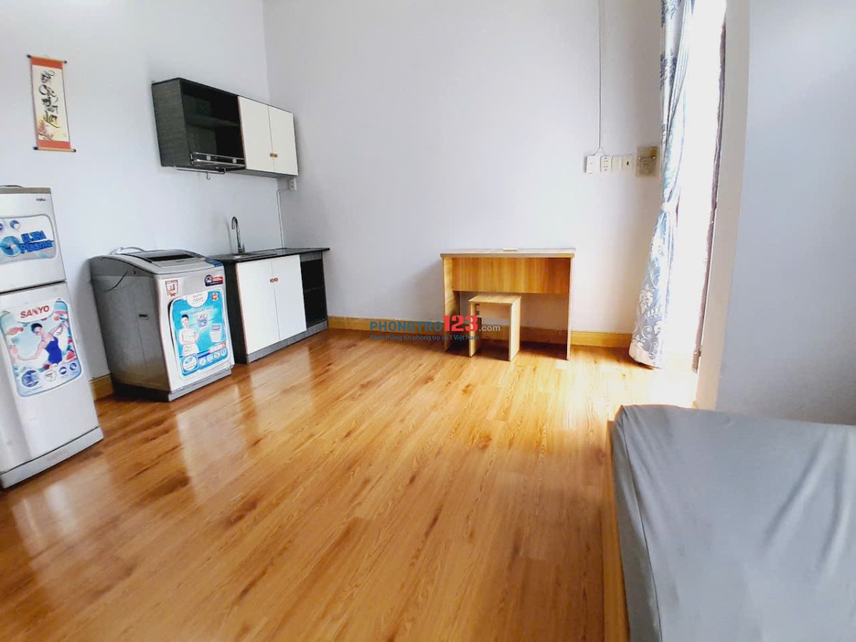 Cho thuê phòng ban công rộng 35m2 _ Vũ Ngọc Phan, Gần chợ Nguyễn Xí, Đh Văn Lang