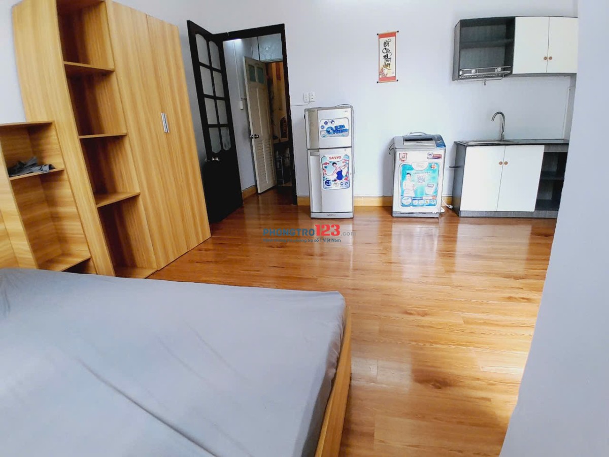 Cho thuê phòng ban công rộng 35m2 _ Vũ Ngọc Phan, Gần chợ Nguyễn Xí, Đh Văn Lang