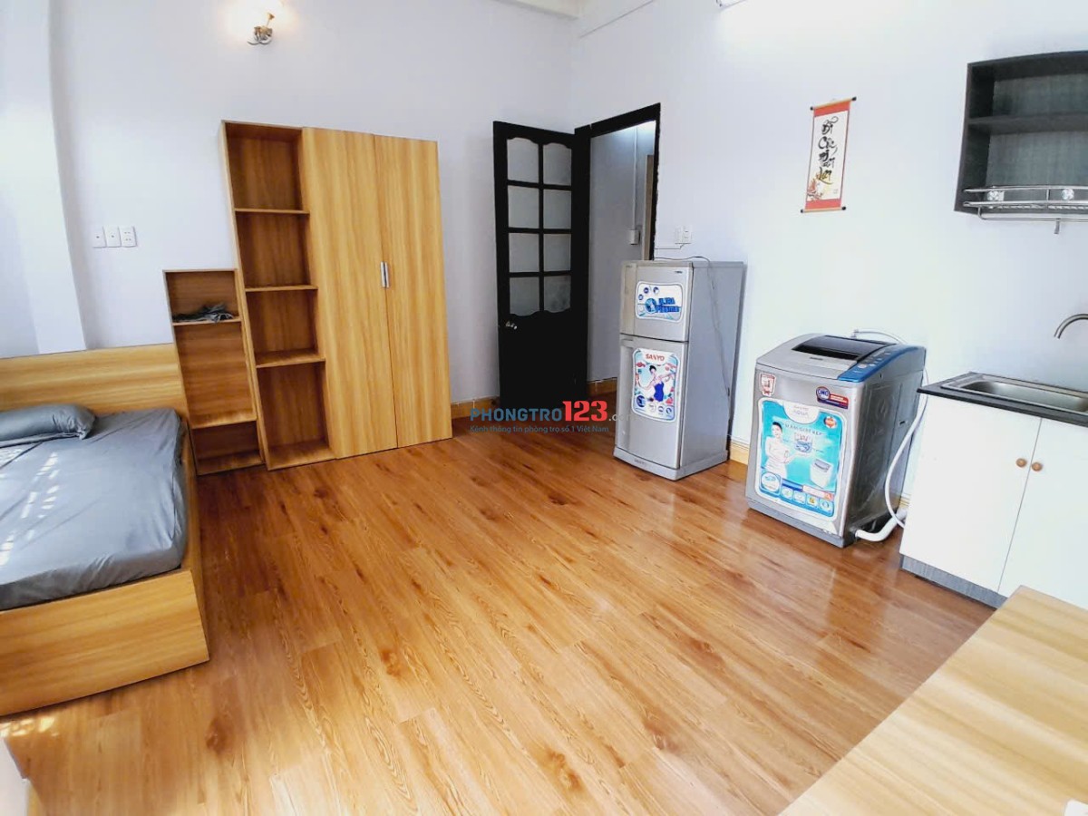 Cho thuê phòng ban công rộng 35m2 _ Vũ Ngọc Phan, Gần chợ Nguyễn Xí, Đh Văn Lang