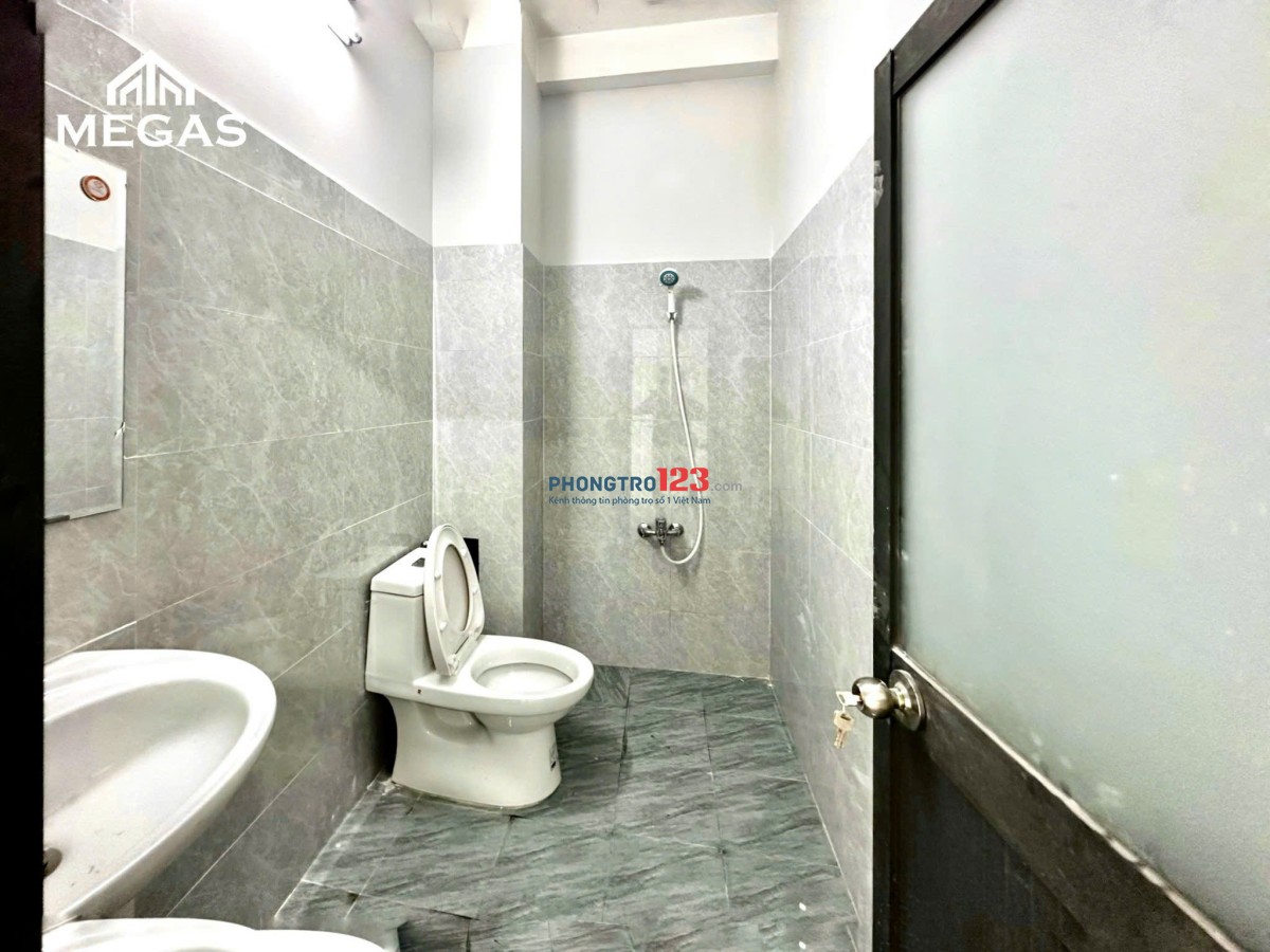Gần khu vực cầu Sài Gòn Quận 2 trống sẵn căn ban công full nội thất có ban công bao xịn giá tốt
