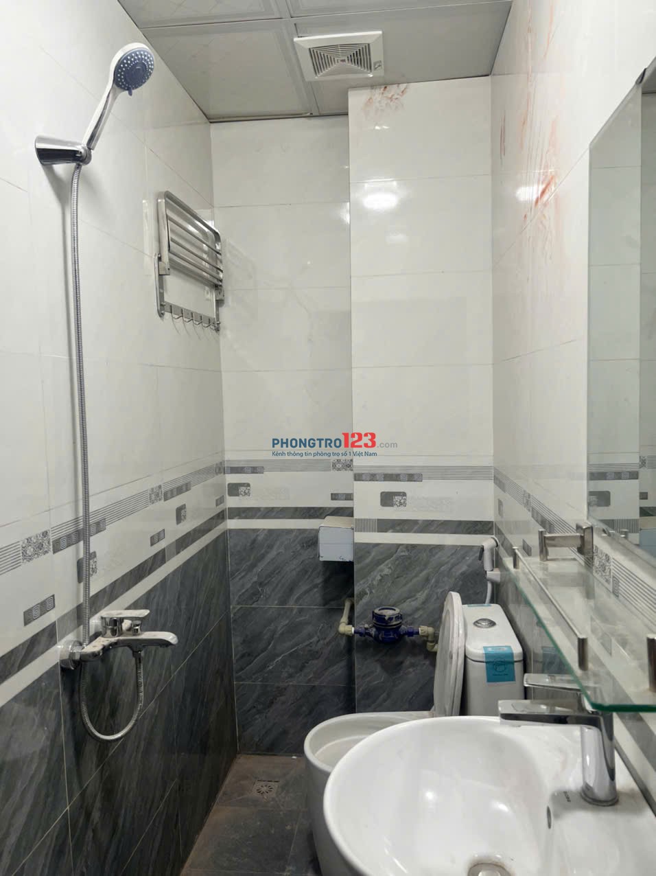 Cho thuê tầng 2 Nhà mặt hồ Đống Đa, HN