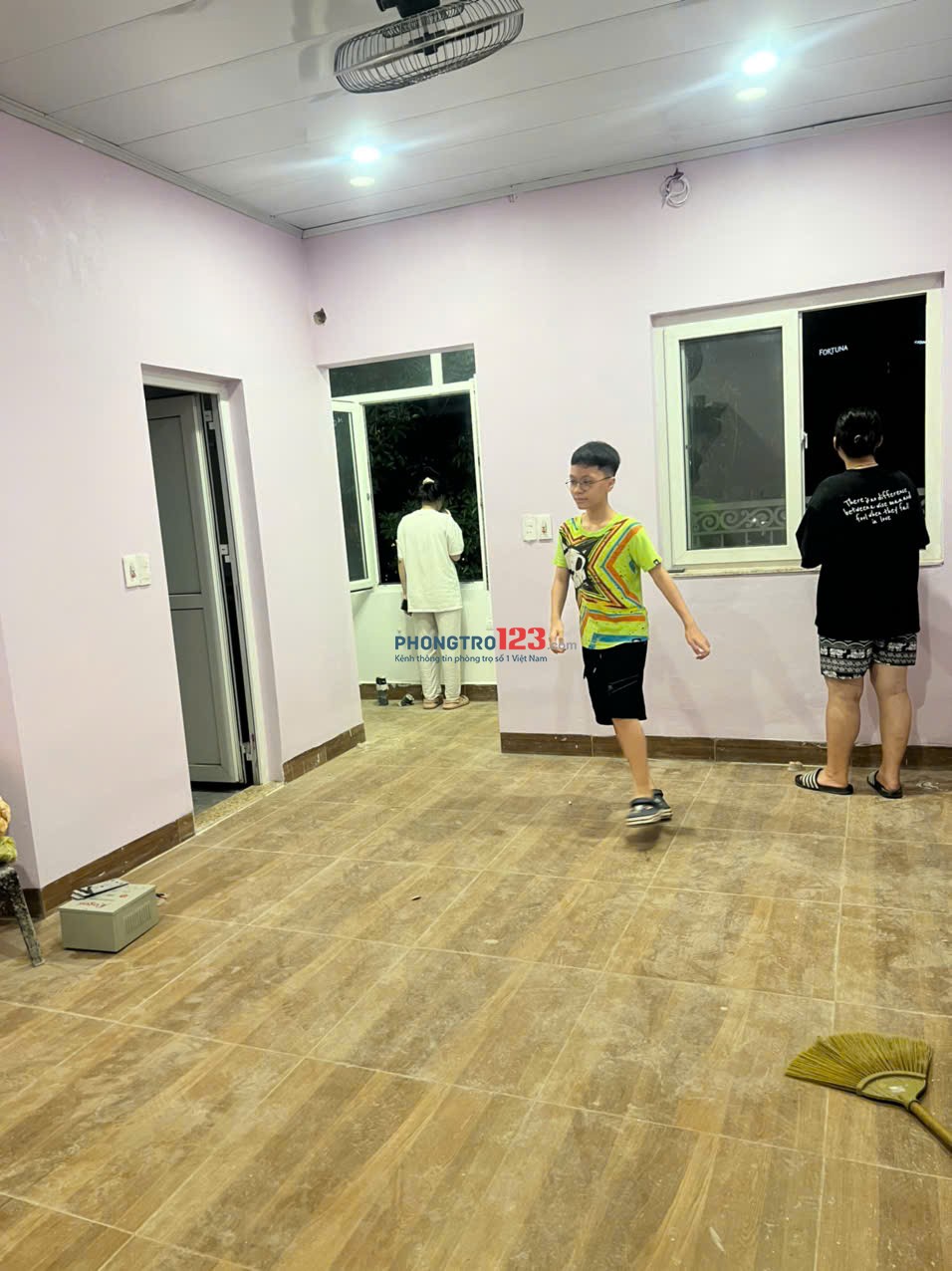 Cho thuê tầng 2 Nhà mặt hồ Đống Đa, HN