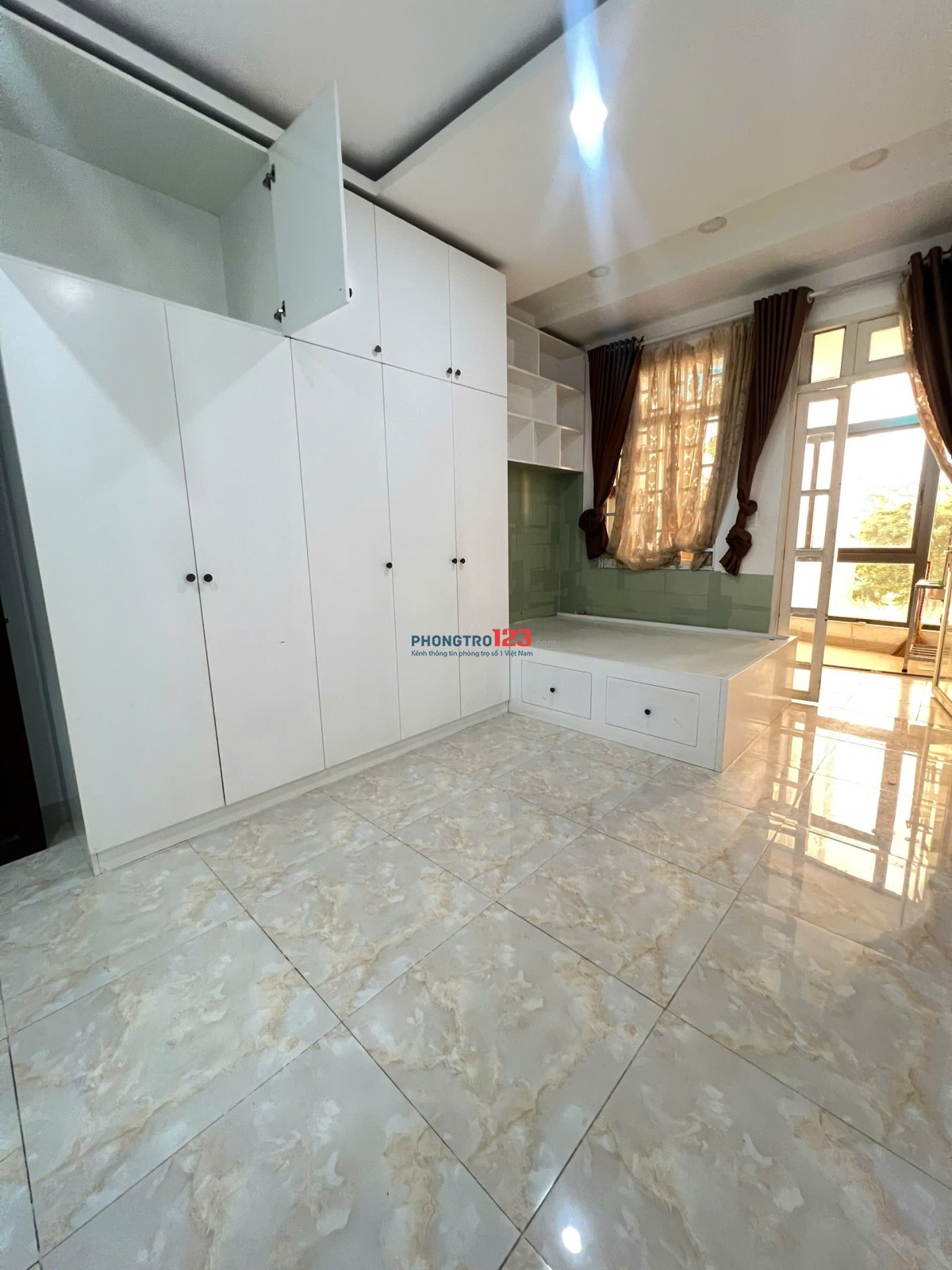 Cho Thuê Phòng 40m2 Tách Bếp Ban Công , Thang Máy _ Gần Phan Đăng Lưu , Phú Nhuận