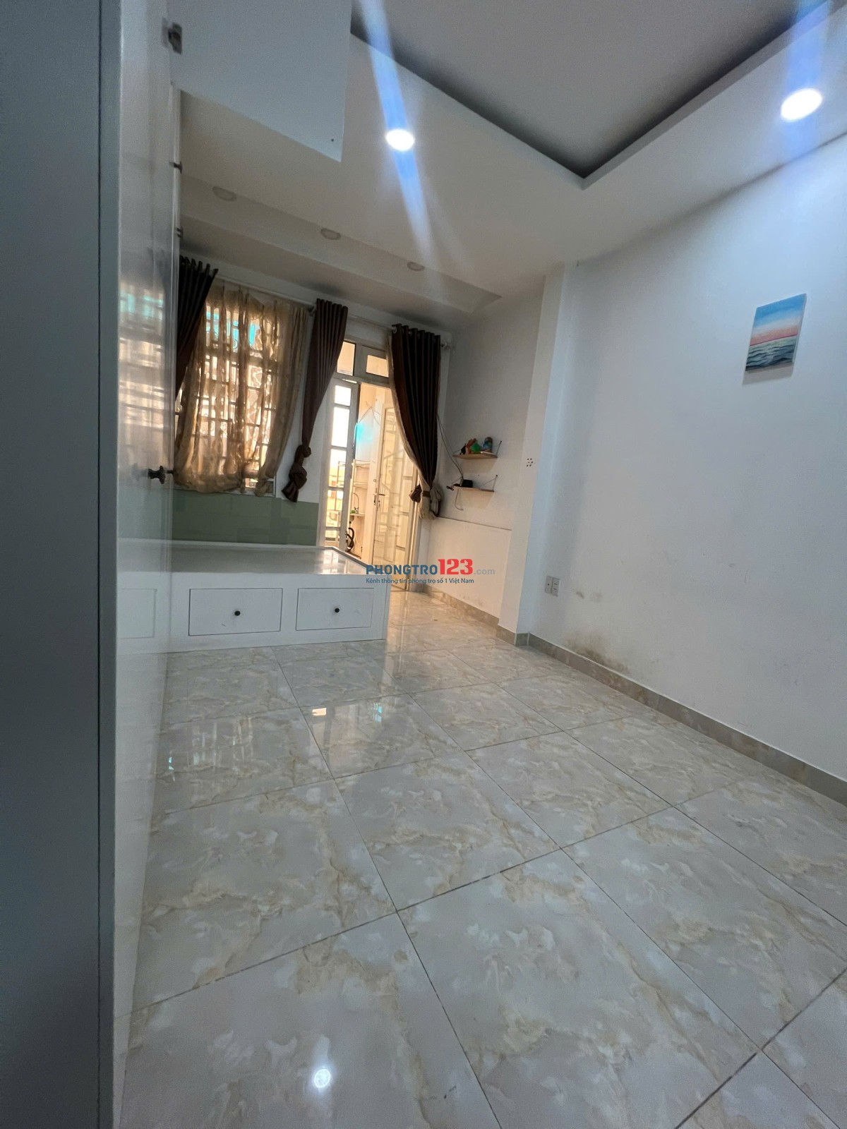 Cho Thuê Phòng 40m2 Tách Bếp Ban Công , Thang Máy _ Gần Phan Đăng Lưu , Phú Nhuận