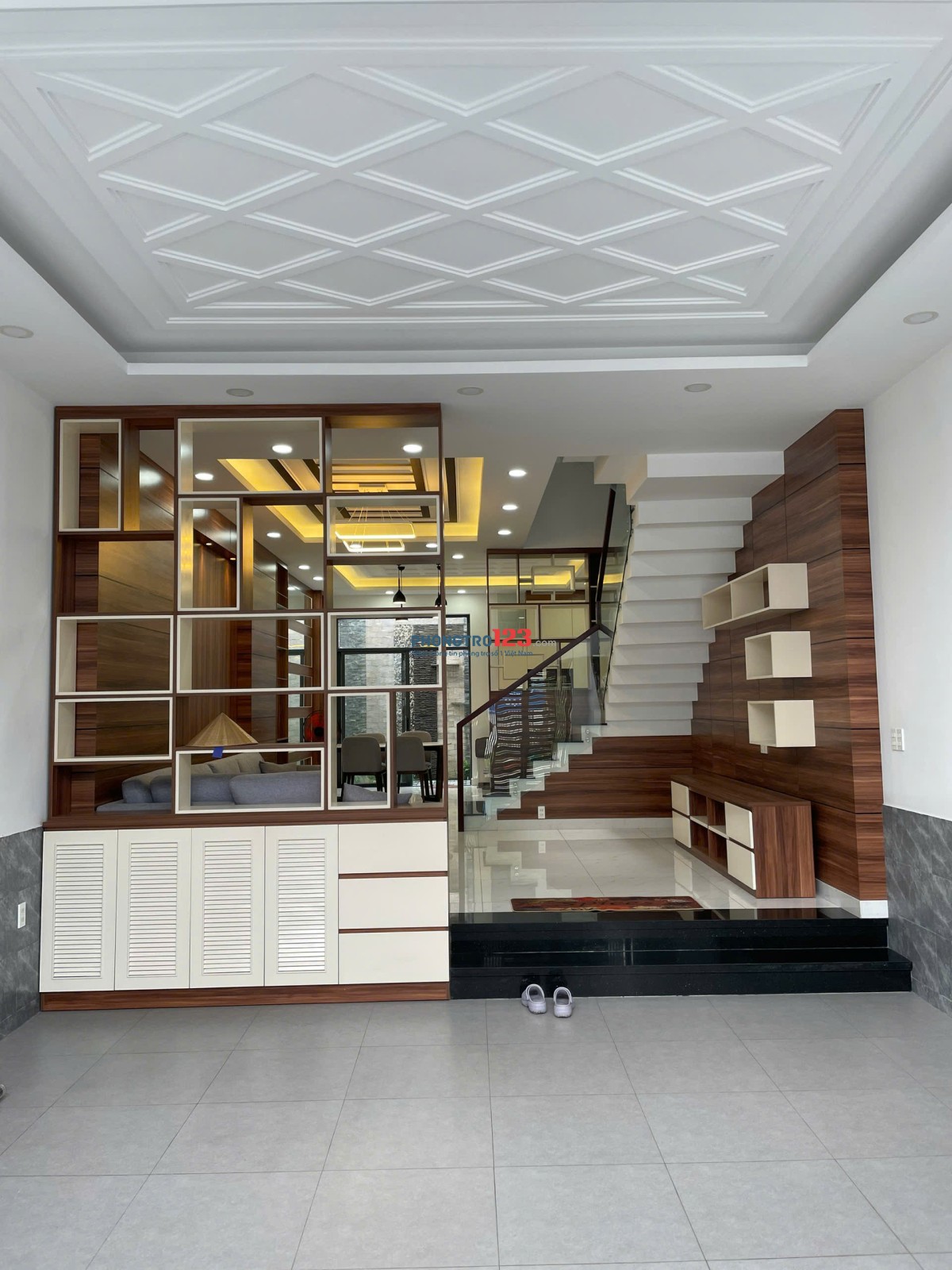 Nhà nguyên căn Q7 – 1 trệt 3 lầu, 265m², có điều hòa, khu dân trí cao, yên tĩnh