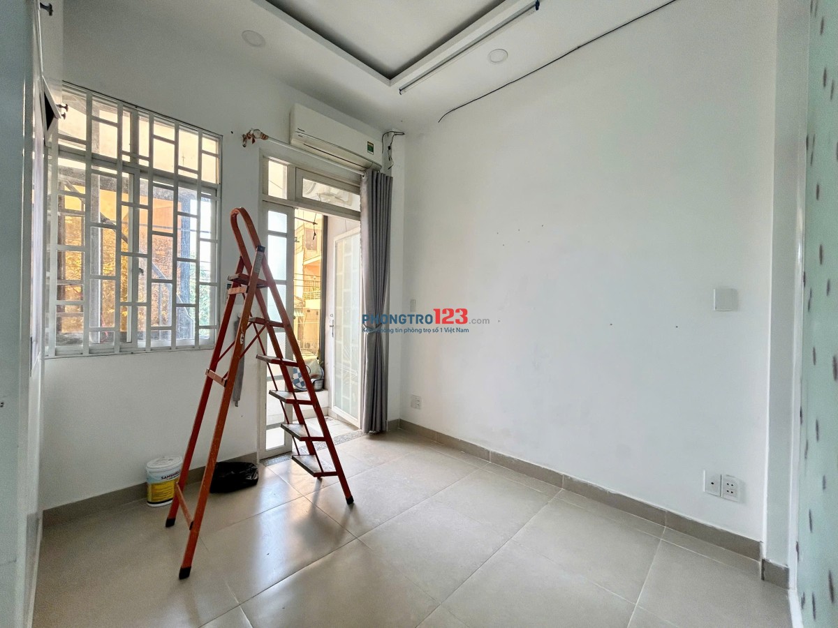 Cho Thuê 1PN Tách Bếp, Ban Công Rộng 40m2, Phan Đăng Lưu - Gần Phan Xích Long, Giáp Bình Thạnh