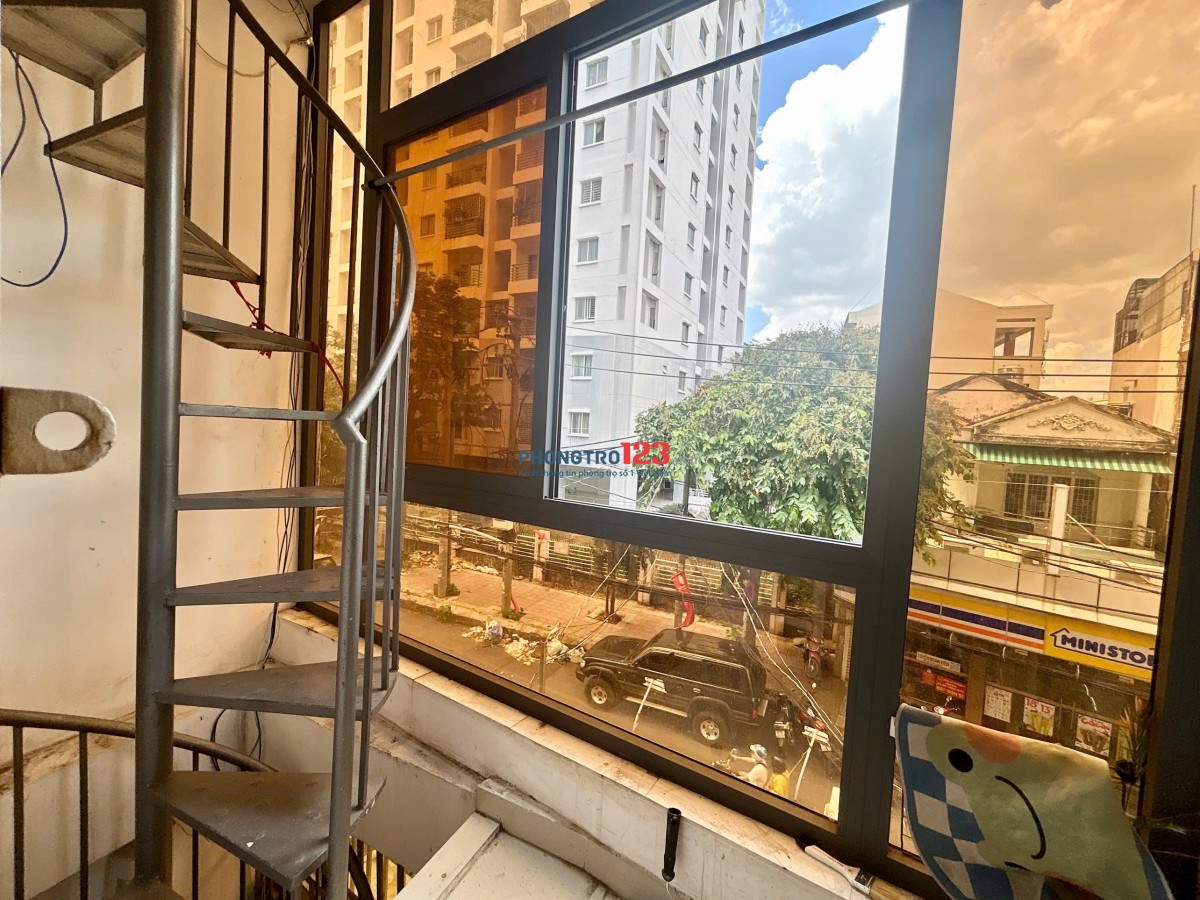 Cho Thuê 1PN Tách Bếp, Ban Công Rộng 40m2, Phan Đăng Lưu - Gần Phan Xích Long, Giáp Bình Thạnh