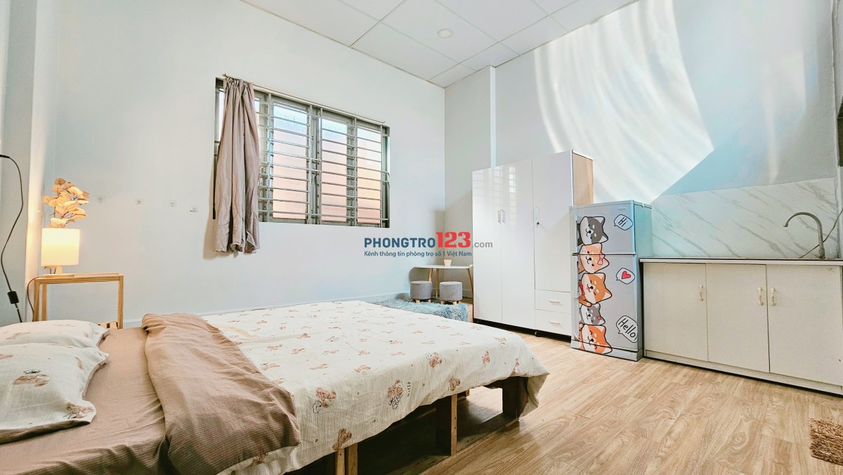 Phòng full nội thất ngay tầng trệt, dàn bếp cực to, kế bên Hutech UVK