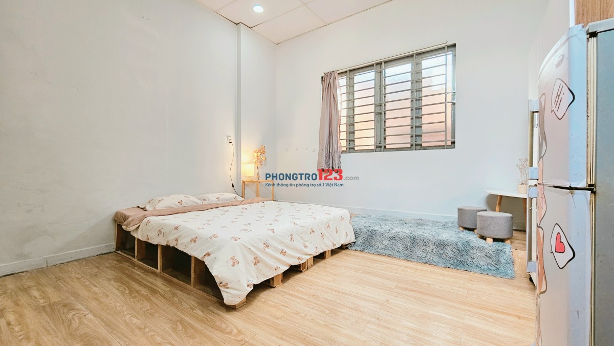 Phòng full nội thất ngay tầng trệt, dàn bếp cực to, kế bên Hutech UVK