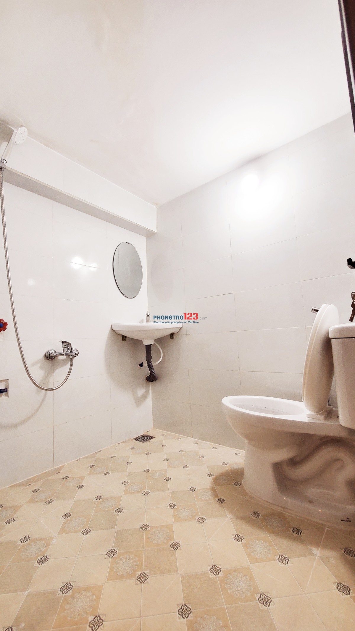 Phòng full nội thất ngay tầng trệt, dàn bếp cực to, kế bên Hutech UVK