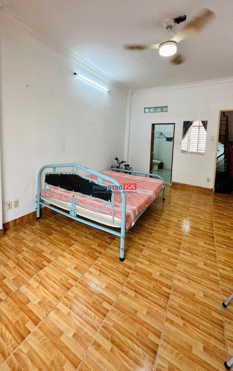 Cho thuê phòng trọ có máy lạnh, full nội thất gần trường HUTECH