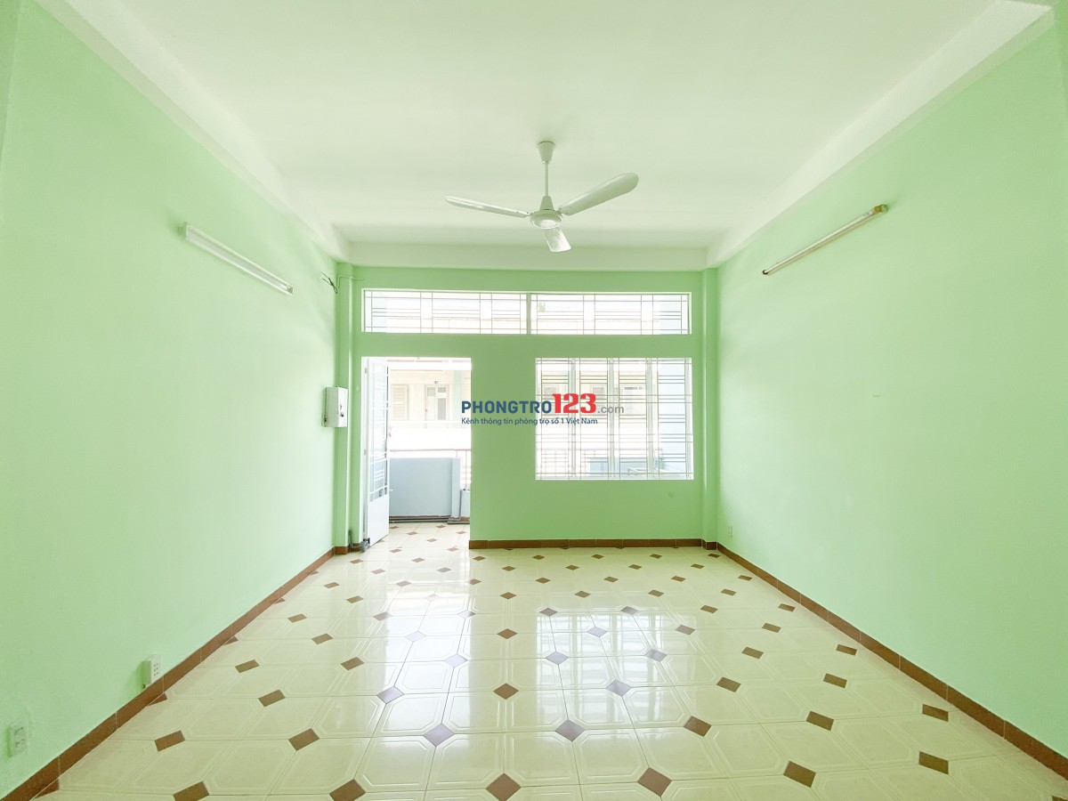 Phòng 40m2 có ban công cửa sổ thoáng mát ở trung tâm q3 cho sv thuê