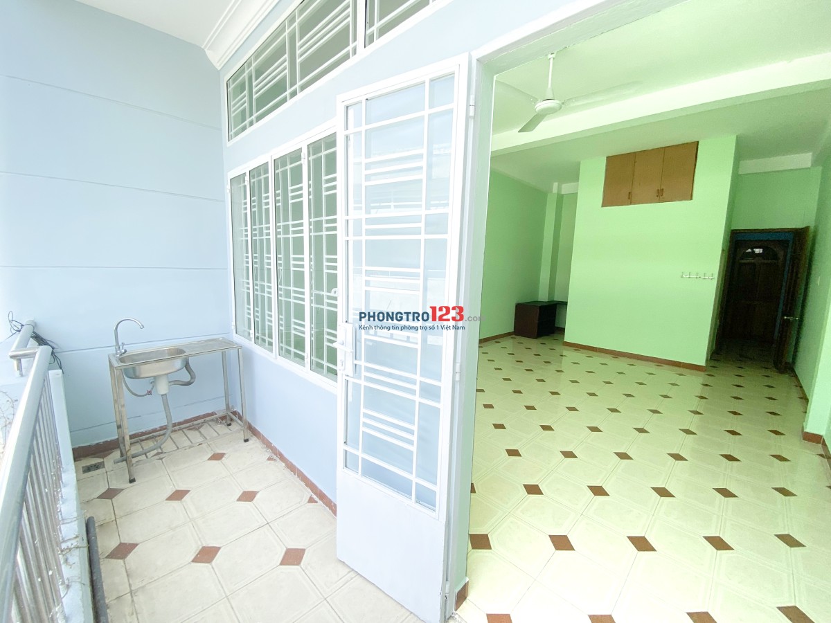 Phòng 40m2 có ban công cửa sổ thoáng mát ở trung tâm q3 cho sv thuê