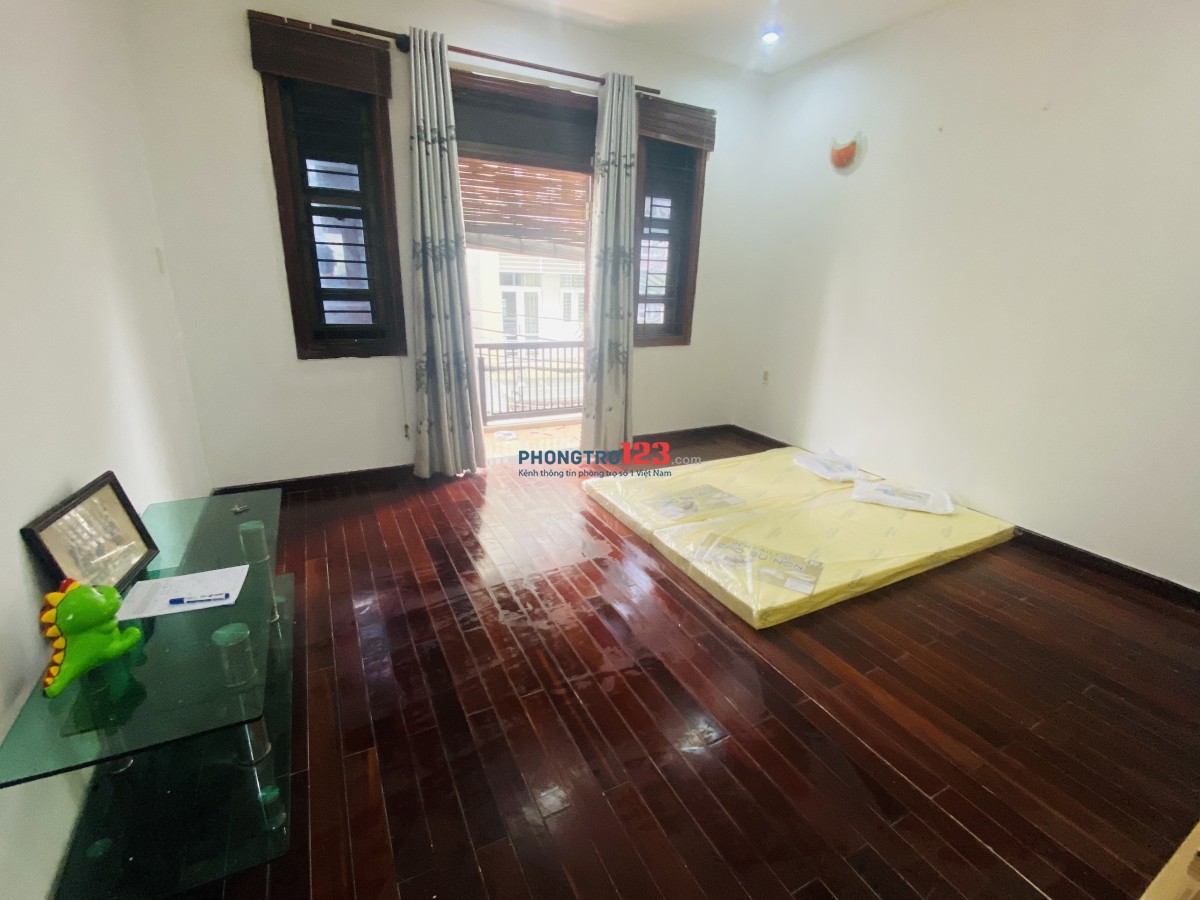 TRỐNG PHÒNG RỘNG CÓ BAN CÔNG NGAY ĐH TÔN ĐỨC THẮNG