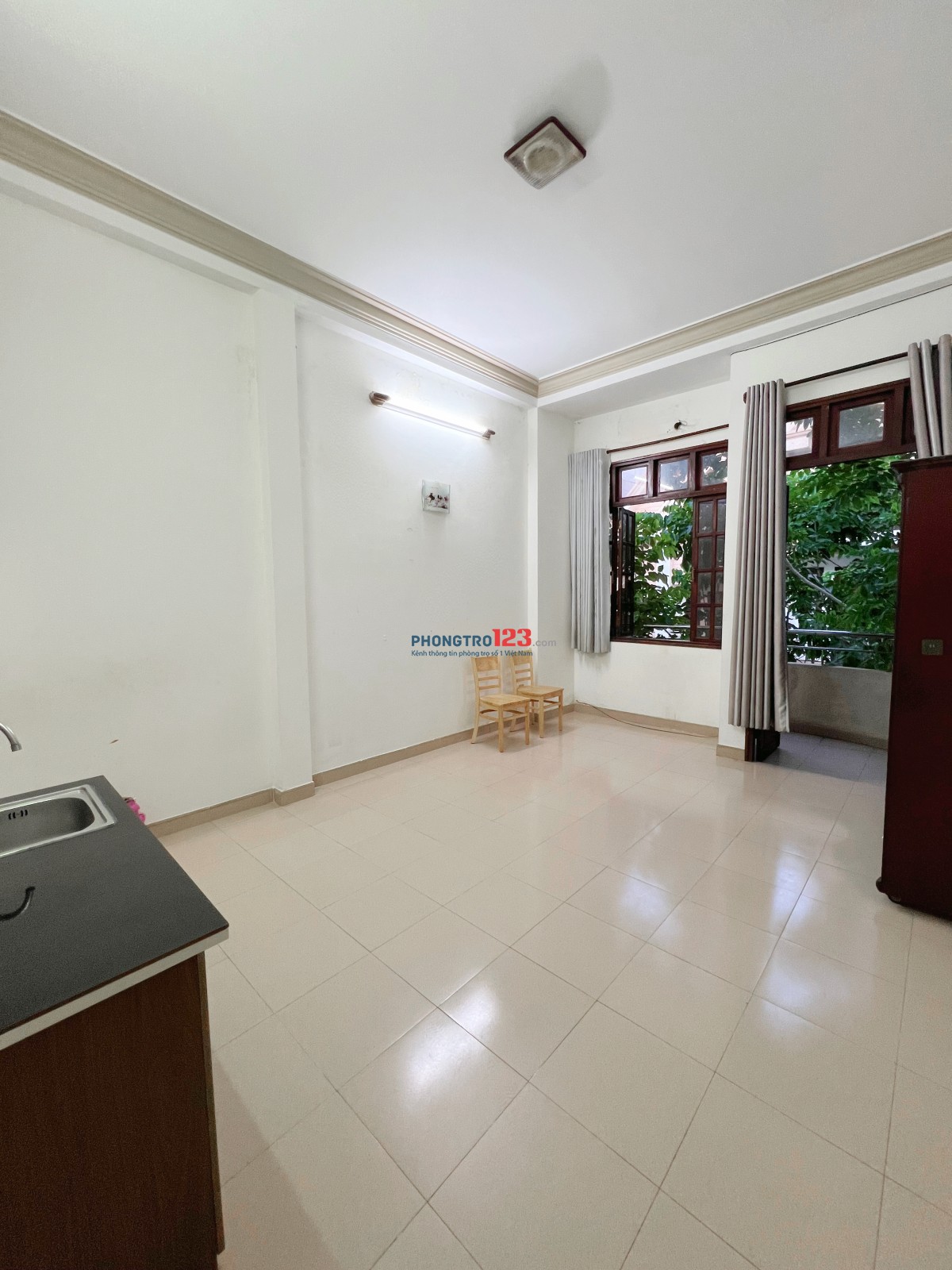 Phòng ban công nội thất cơ bản gần Đh Văn Hiến toilet riêng
