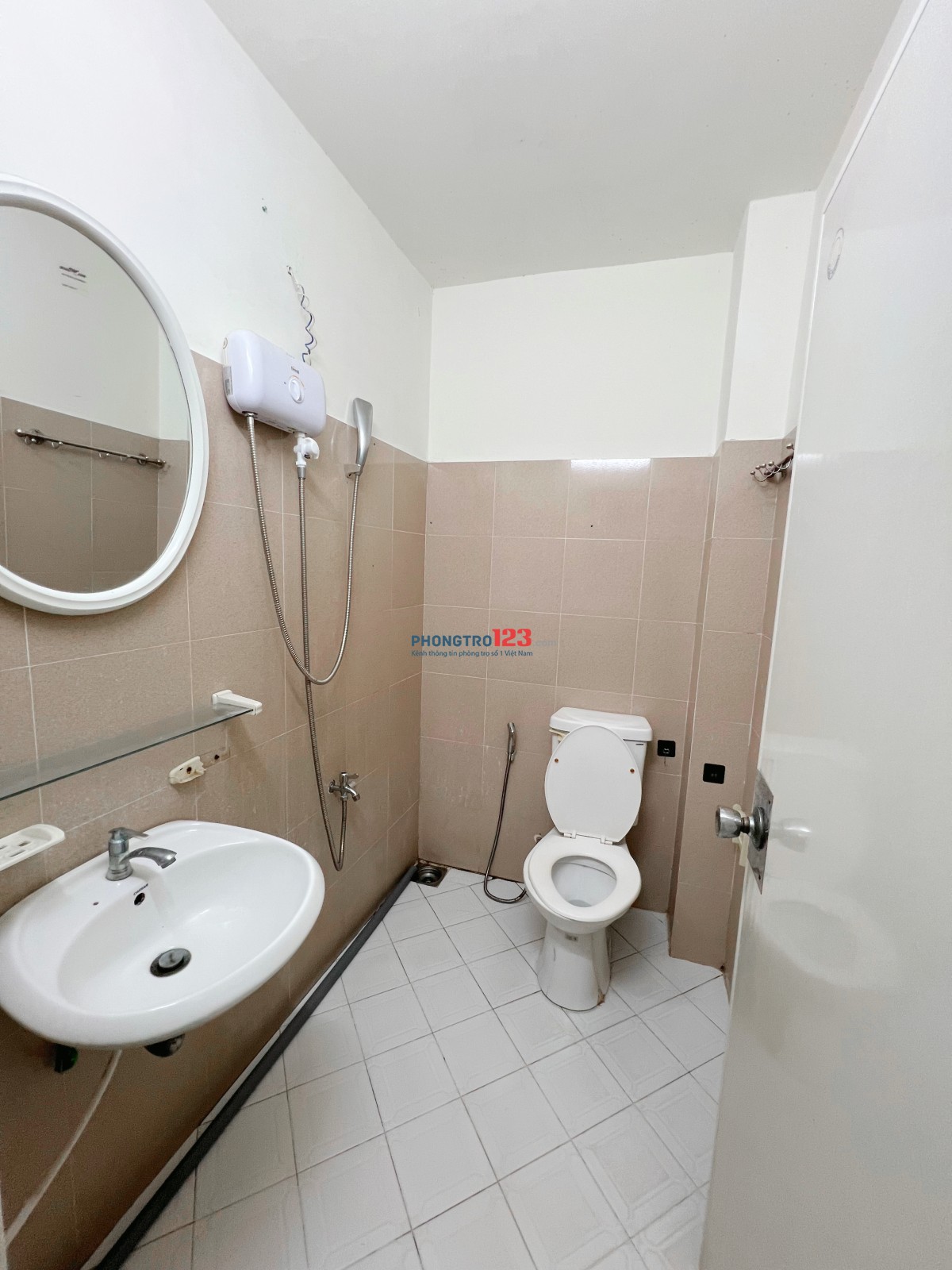 Phòng ban công nội thất cơ bản gần Đh Văn Hiến toilet riêng