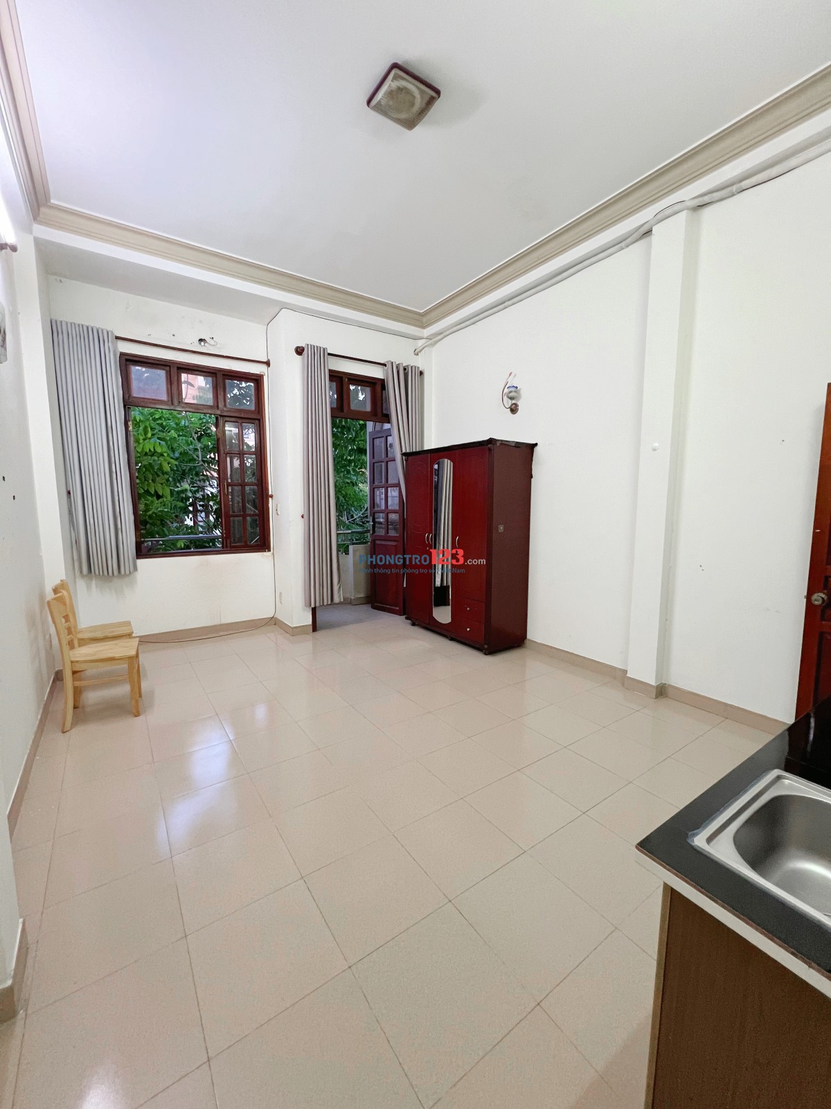 Phòng ban công nội thất cơ bản gần Đh Văn Hiến toilet riêng