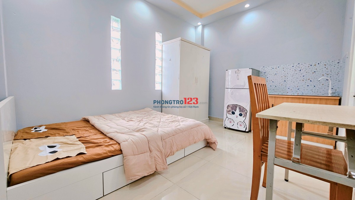 CÒN 2 phòng full nội thất y như hình, cửa sổ to, ngay Hàng Xanh, Thị Nghè !