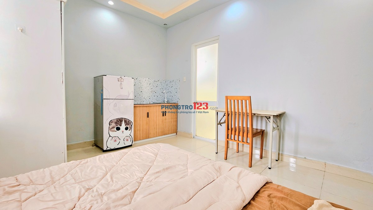CÒN 2 phòng full nội thất y như hình, cửa sổ to, ngay Hàng Xanh, Thị Nghè !