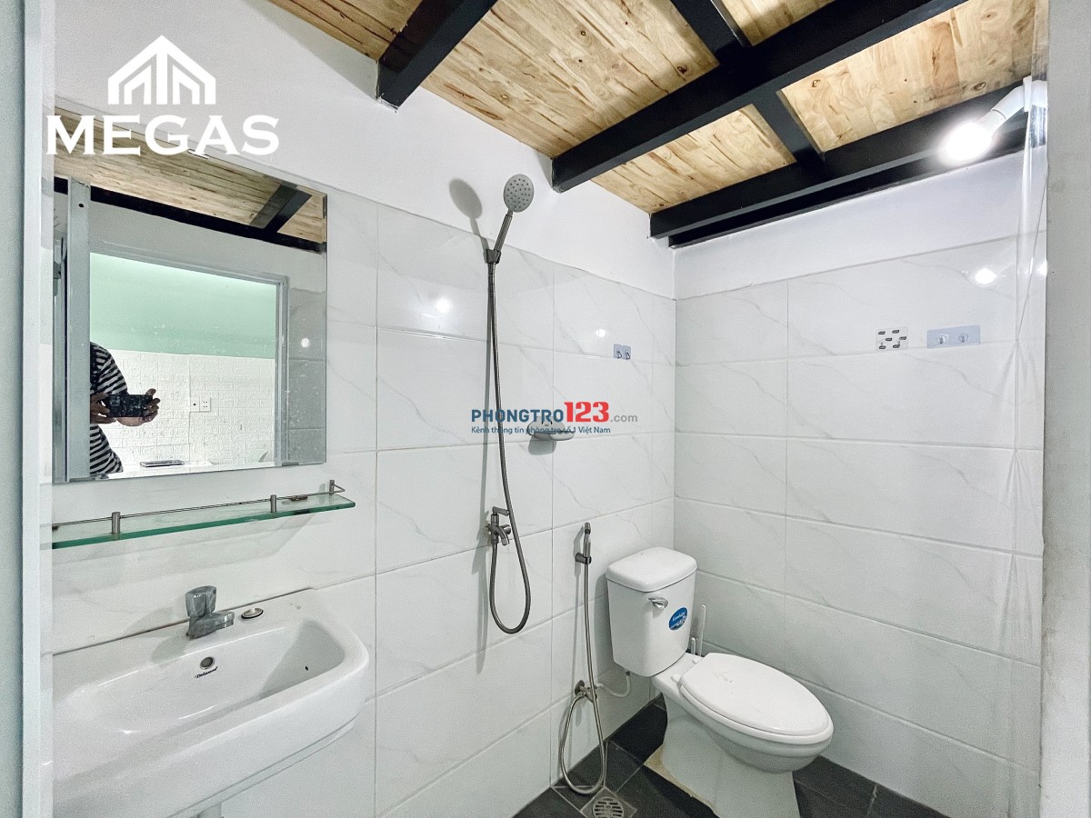 Cho thuê căn hộ có gác , ban công lớn nằm ngay tại đầu đường Lê Tấn Quốc quận Tân Bình