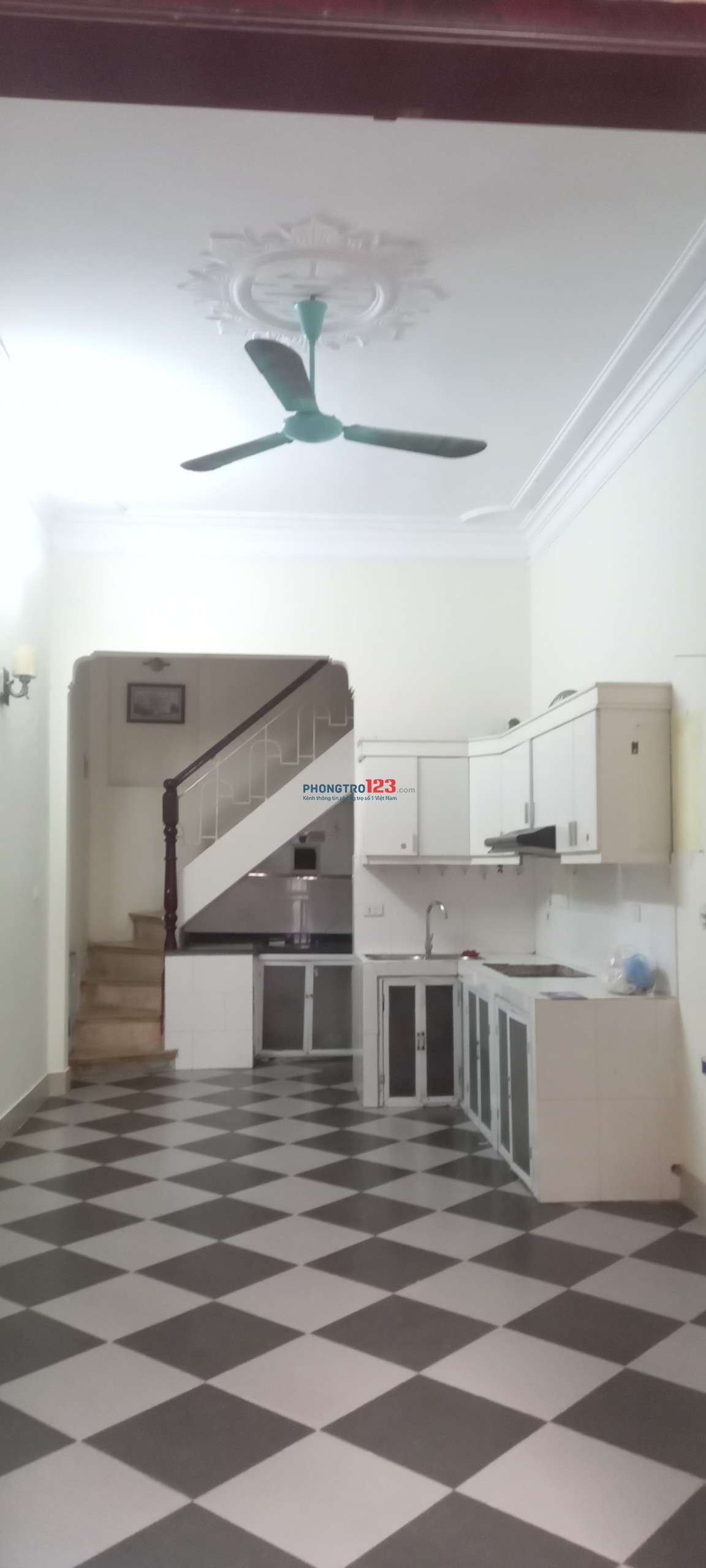 Cho thuê căn hộ riêng 3 tầng ngõ 1 Bùi Xương Trạch, ô tô đỗ sát cổng, cách phố Bùi Xương Trạch 100m
