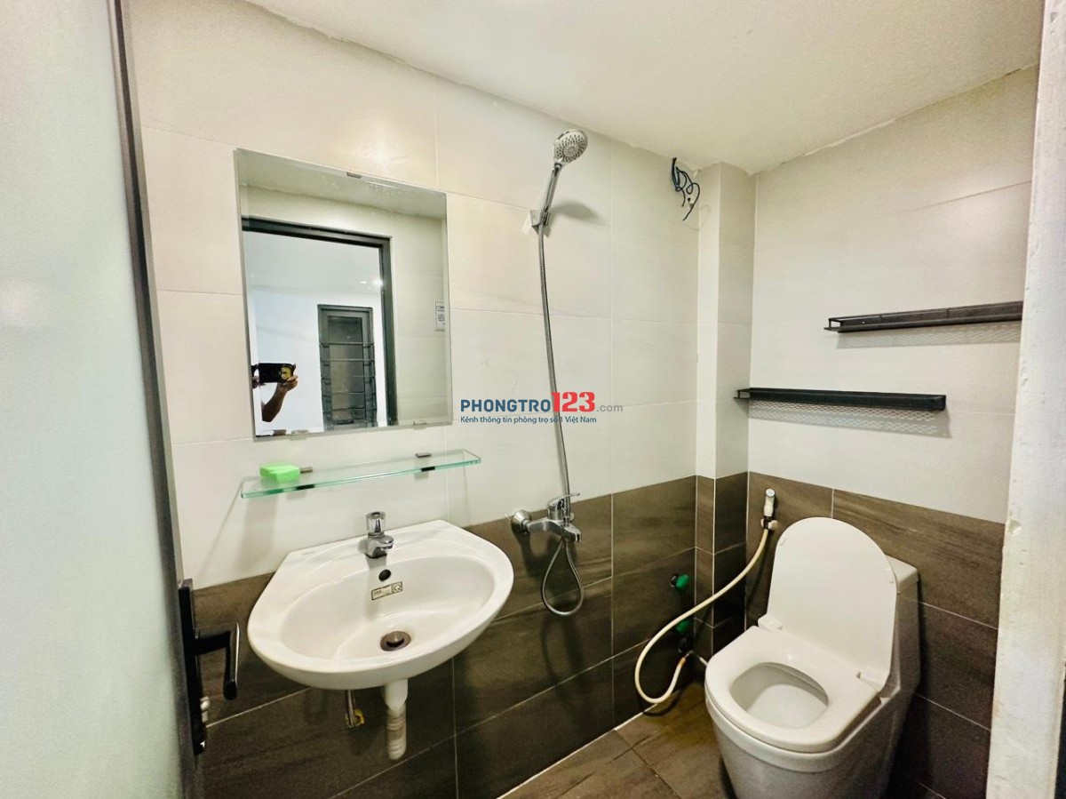 Phòng rộng 40m², full nội thất cơ bản, có ban công – Quận Tân Phú, giá 4.2 triệu/