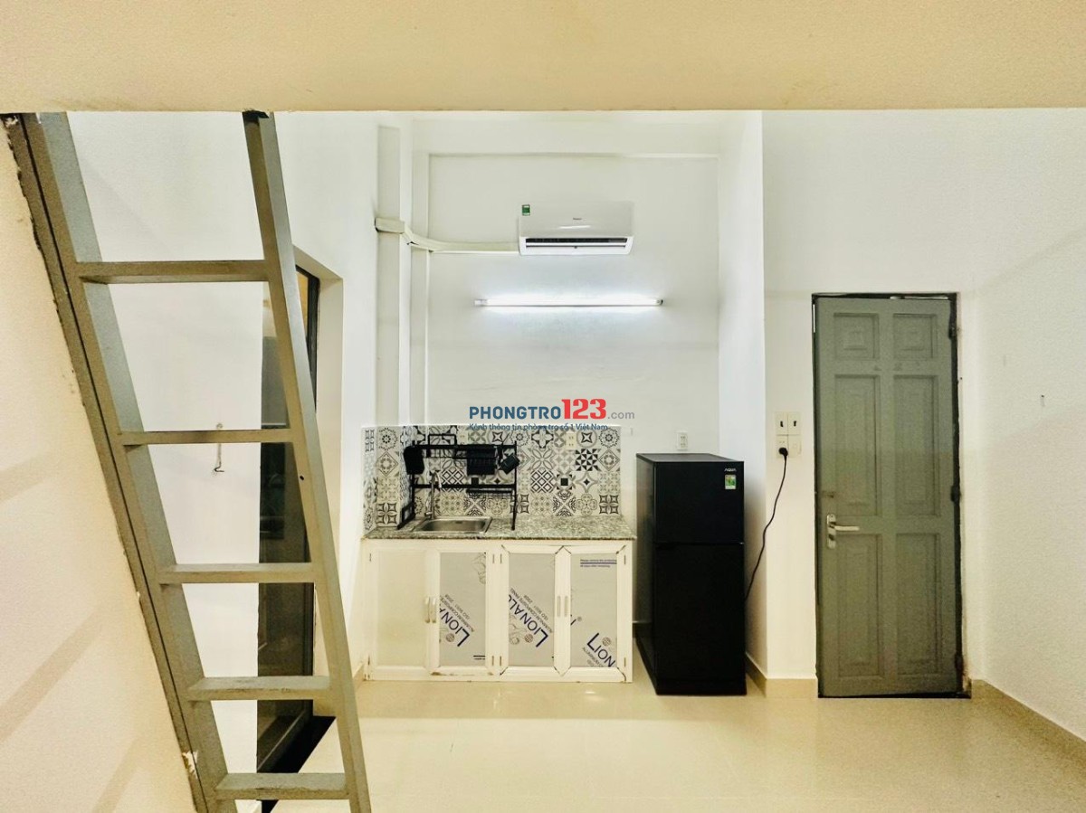 Phòng rộng 40m², full nội thất cơ bản, có ban công – Quận Tân Phú, giá 4.2 triệu/
