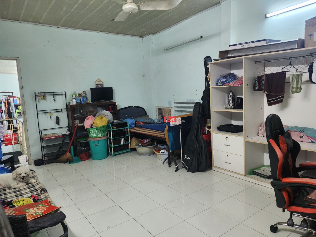 Cho mướn 2 phòng trọ, 1 phòng lớn 1 phòng nhỏ, 2 phòng đều trên lầu, chủ phòng trọ ở nhà dưới.