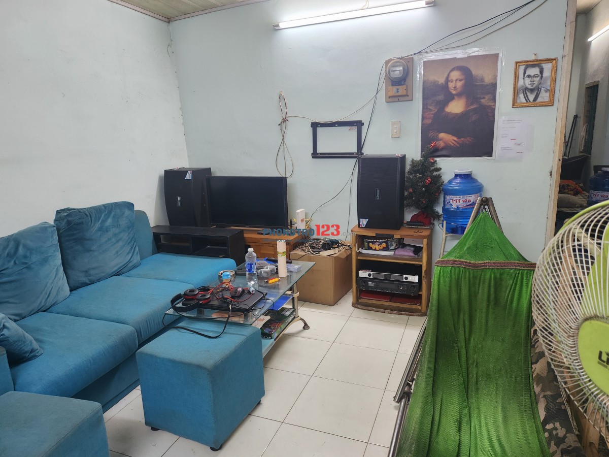 Cho mướn 2 phòng trọ, 1 phòng lớn 1 phòng nhỏ, 2 phòng đều trên lầu, chủ phòng trọ ở nhà dưới.