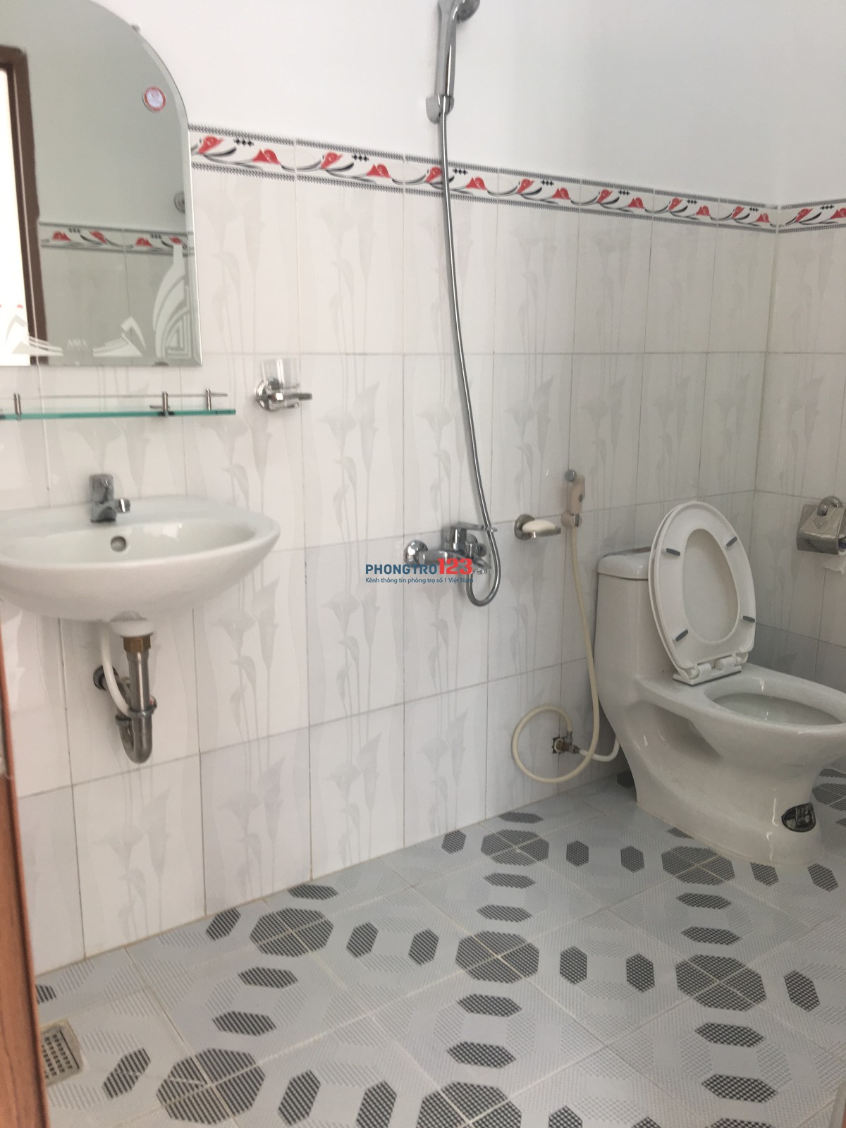 Phòng rộng sạch đẹp, đủ tiện nghi, cửa sổ lớn