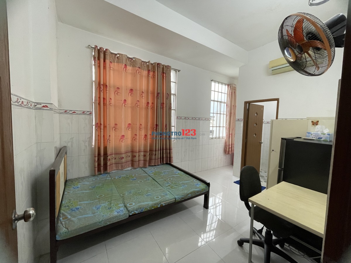Phòng rộng sạch đẹp, đủ tiện nghi, cửa sổ lớn