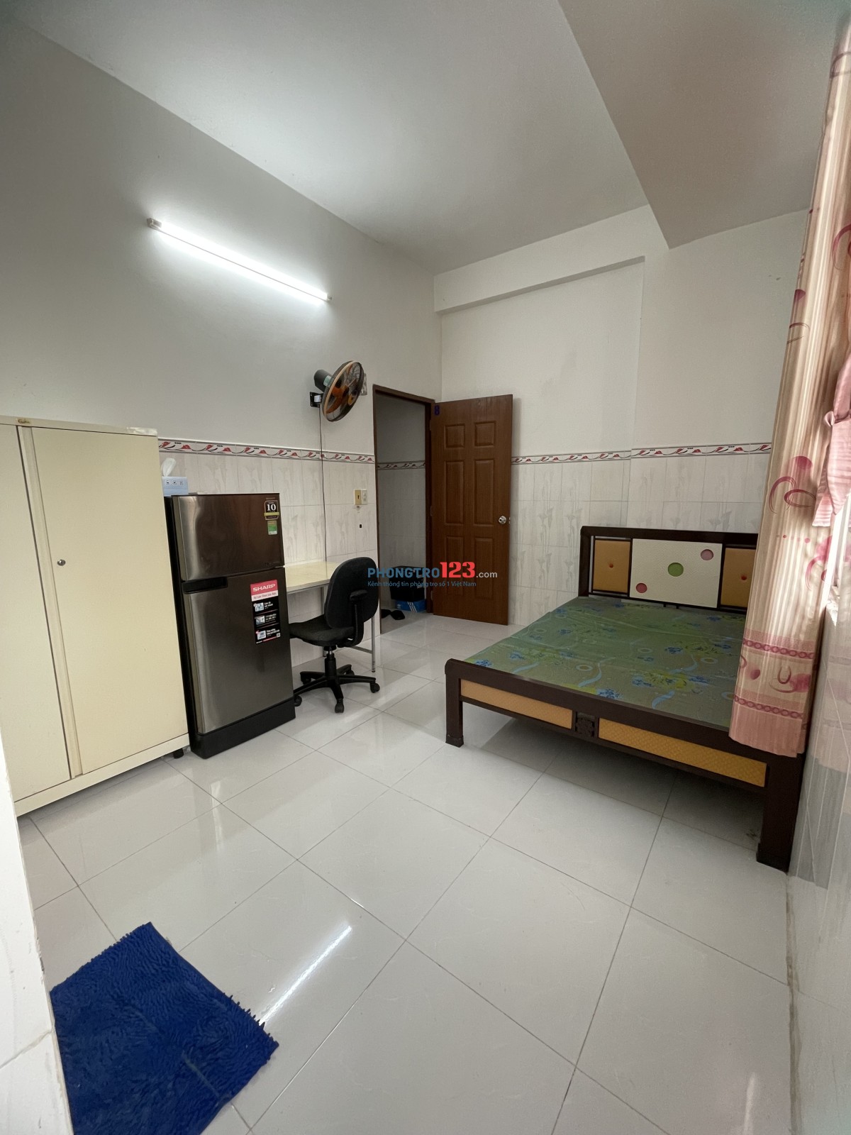 Phòng rộng sạch đẹp, đủ tiện nghi, cửa sổ lớn