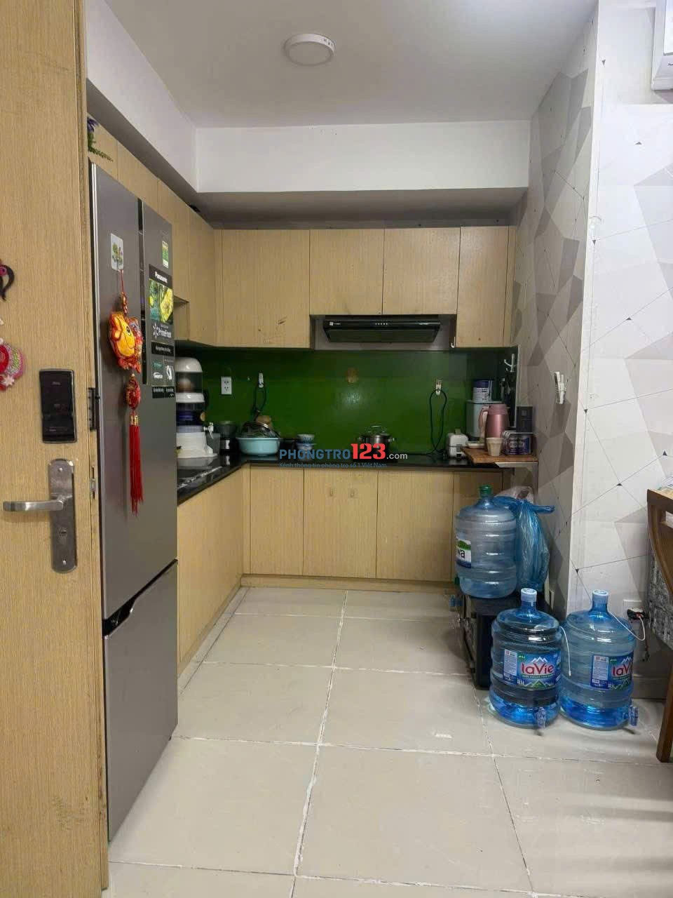 Chung cư Miếu Nổi, Vũ Huy Tân, BT: 77m2, 2p ngủ có ban công, 11tr.