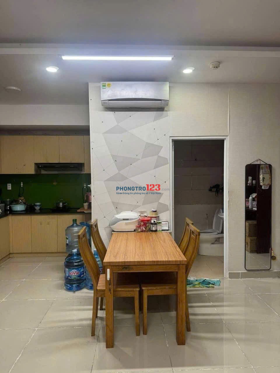 Chung cư Miếu Nổi, Vũ Huy Tân, BT: 77m2, 2p ngủ có ban công, 11tr.
