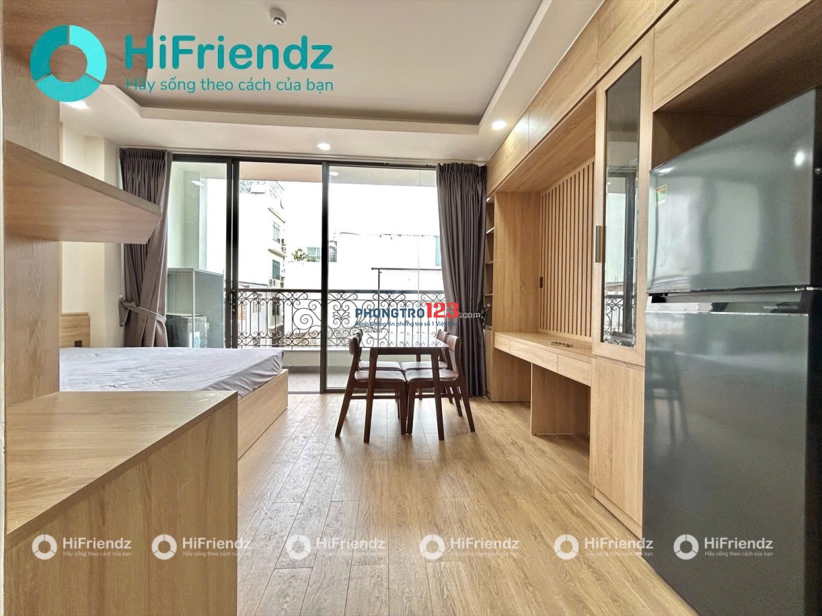 Studio ban công lớn thoáng mát nằm kế vincom cộng hòa