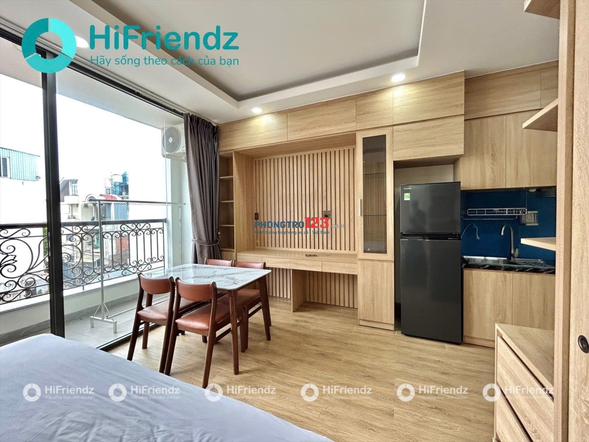 Studio ban công lớn thoáng mát nằm kế vincom cộng hòa