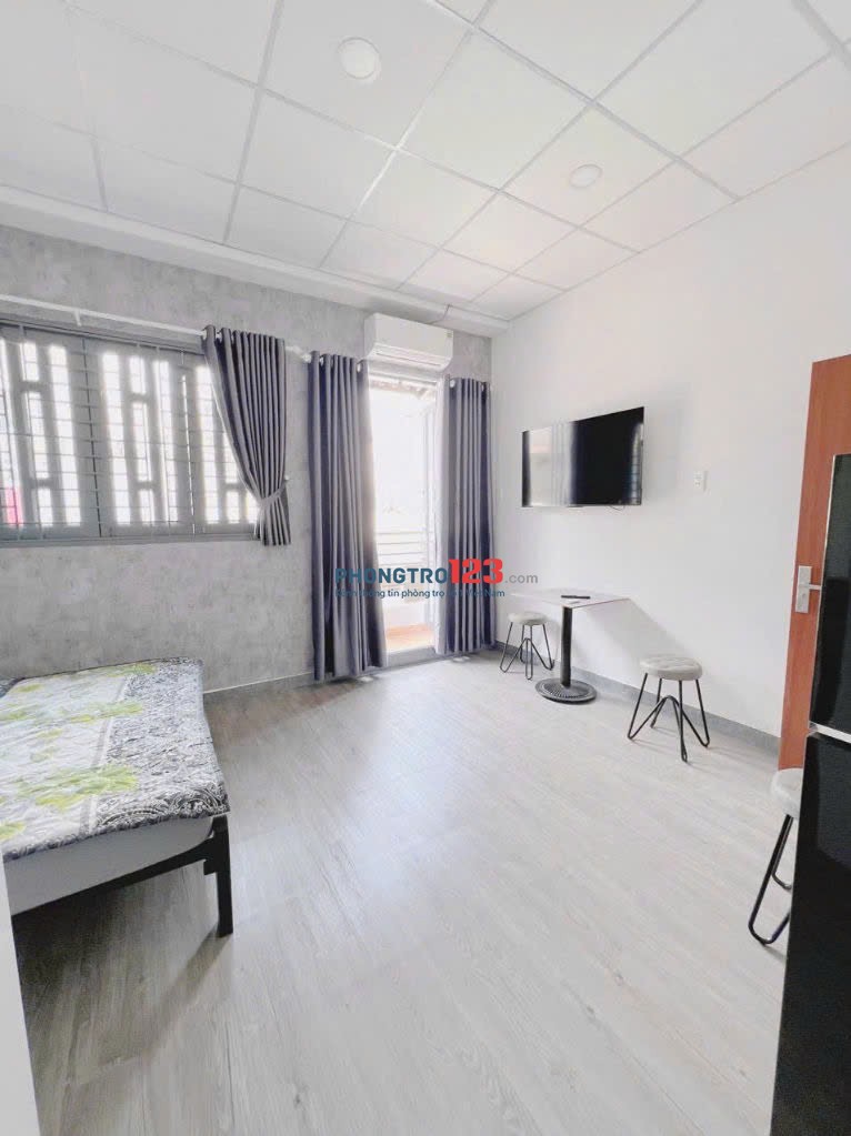 Phòng trọ giá rẻ ban công gần ĐH Huflit Q10 đầy đủ nội thất gần công viên Lê Thị Riêng