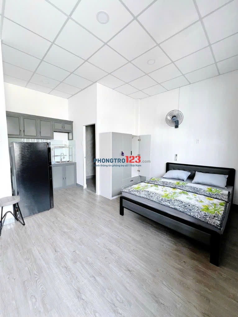 Phòng trọ giá rẻ ban công gần ĐH Huflit Q10 đầy đủ nội thất gần công viên Lê Thị Riêng