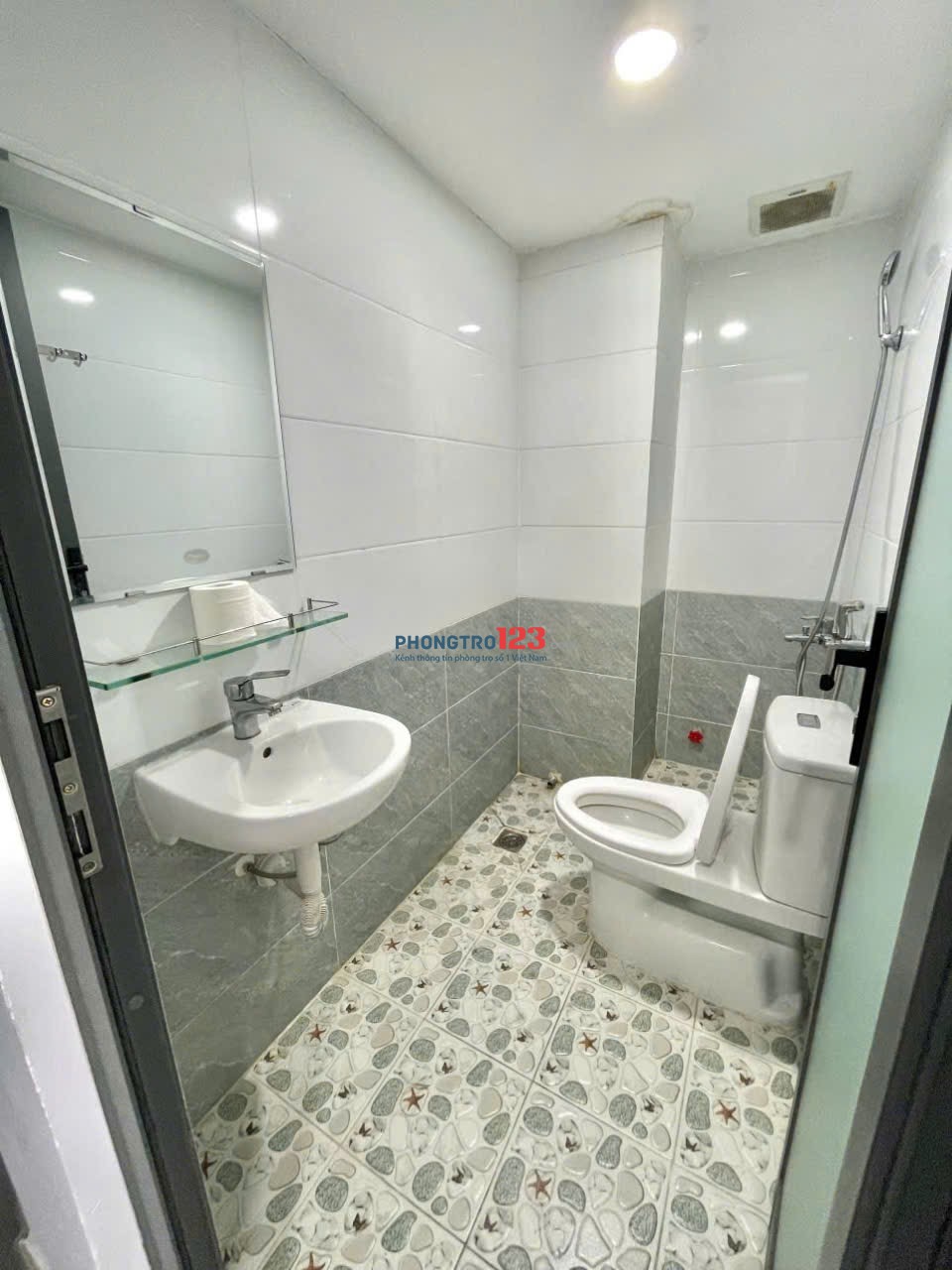 Phòng trọ cho thuê giá rẻ gần ĐH Hoa Sen Q10 có sân vườn ban công thoáng mát